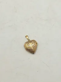 Vedhæng - 8 karat guld. Vægt: 5,5 gram. Aktuel guldværdi ca 1100,-