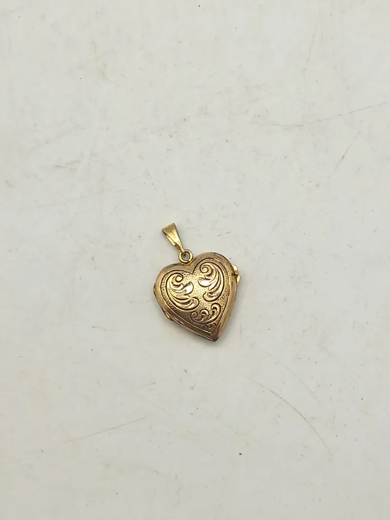 Vedhæng - 8 karat guld. Vægt: 5,5 gram. Aktuel guldværdi ca 1100,-