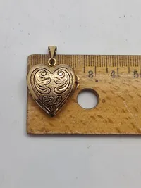 Vedhæng - 8 karat guld. Vægt: 5,5 gram. Aktuel guldværdi ca 1100,-