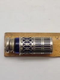 Pepperbøsser i blåtglas med “holdere” af sterlingsølv