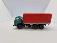Modelbil med æske
