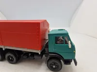 Modelbil med æske