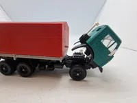 Modelbil med æske