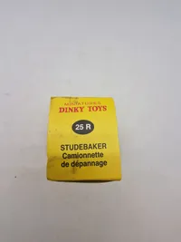 Modelbil med æske