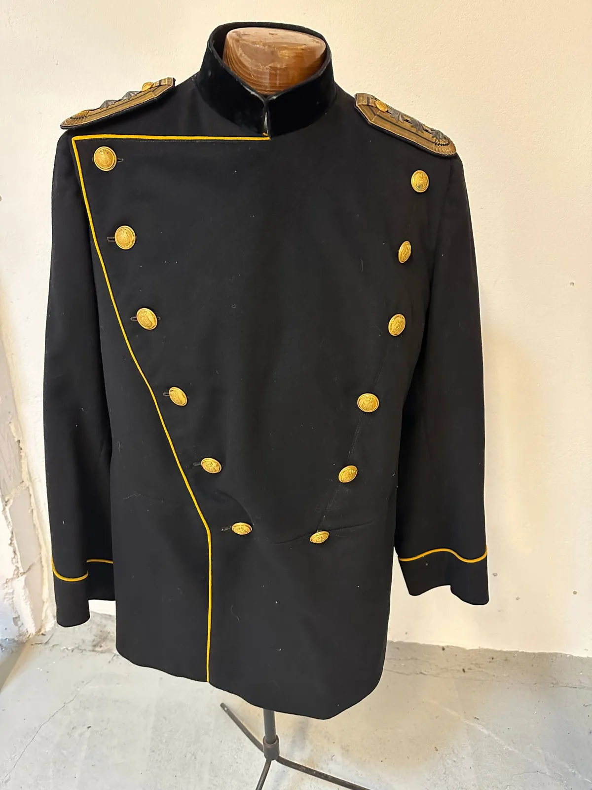 Original Jakke fra højerestående Brandofficer 19 tallets første halvdel