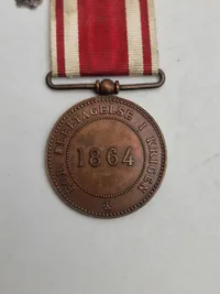 Original medalje for deltagelse i 2 Slesvigske krig 1864 - med miniature udgaven af dannebrogsmændenes hæderstegn påmonteret
