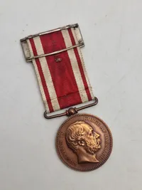 Original medalje for deltagelse i 2 Slesvigske krig 1864 - med miniature udgaven af dannebrogsmændenes hæderstegn påmonteret