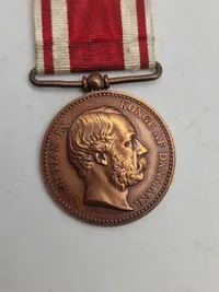 Original medalje for deltagelse i 2 Slesvigske krig 1864 - med miniature udgaven af dannebrogsmændenes hæderstegn påmonteret