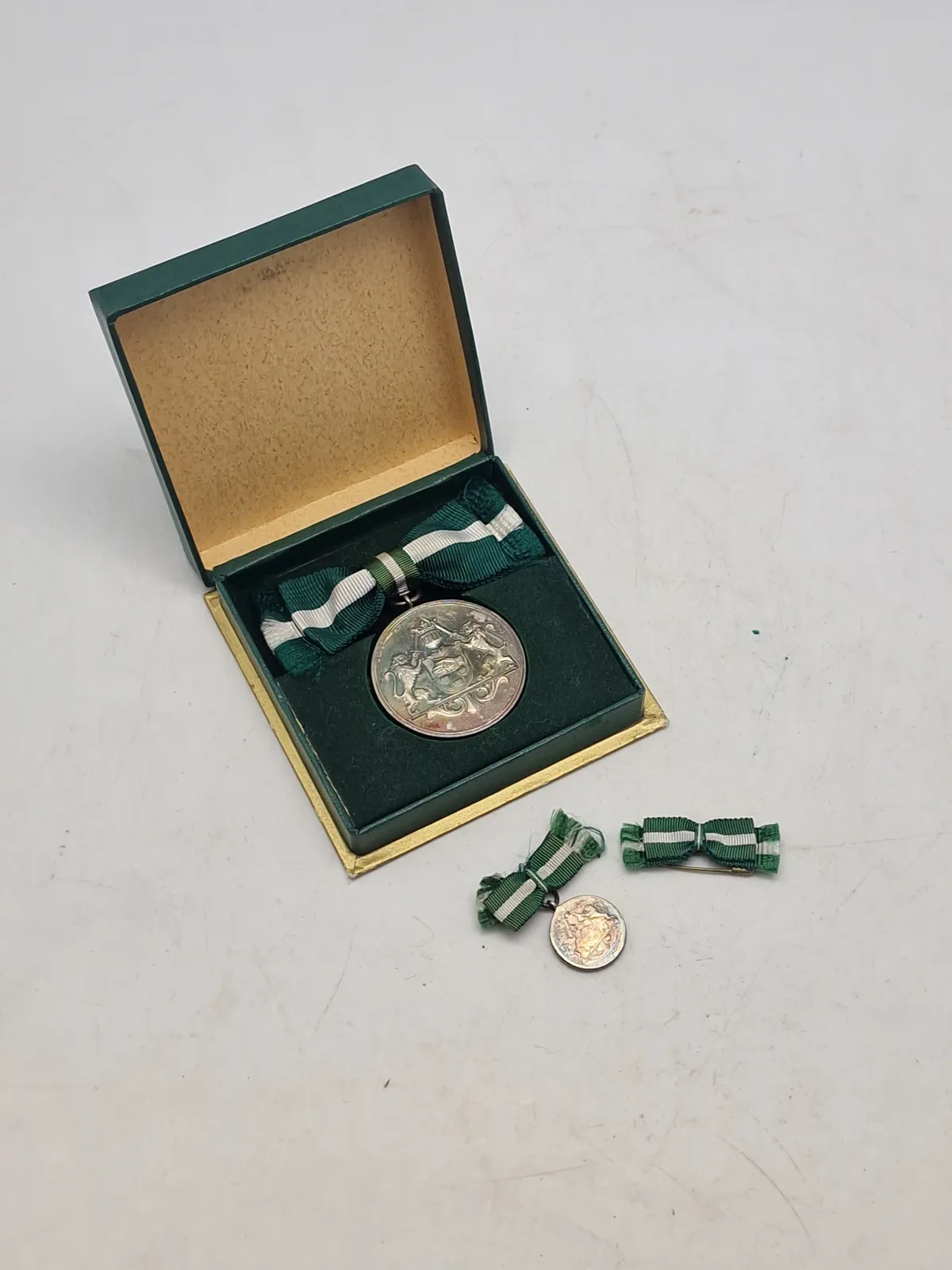 Original fortjenstmedalje (stor og miniature) sølv  fra det danske politi - givet til kvinde