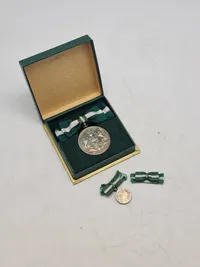 Original fortjenstmedalje (stor og miniature) sølv  fra det danske politi - givet til kvinde