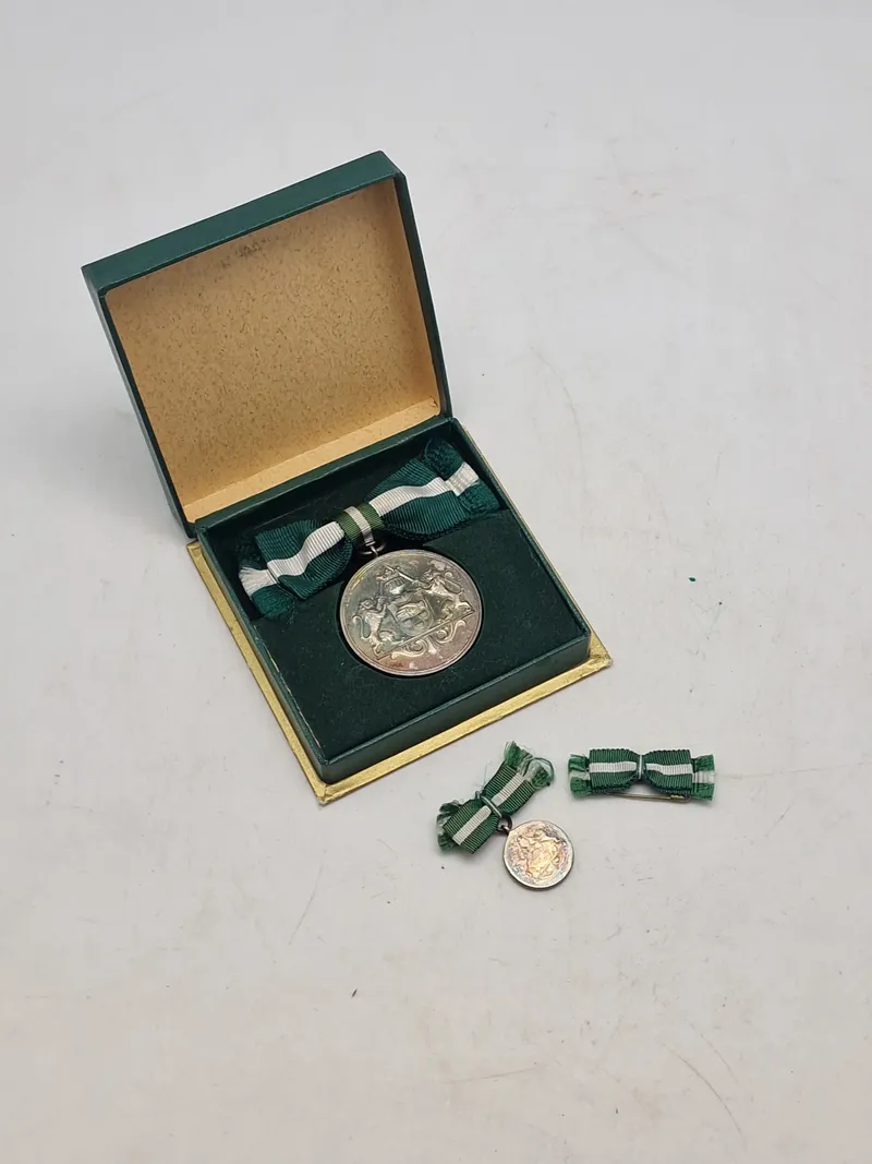 Original fortjenstmedalje (stor og miniature) sølv  fra det danske politi - givet til kvinde