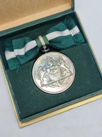 Original fortjenstmedalje (stor og miniature) sølv  fra det danske politi - givet til kvinde