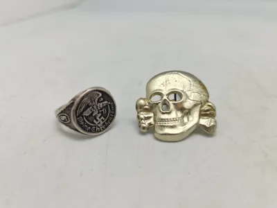 Totenkopf og fingerring - Efterkrigs