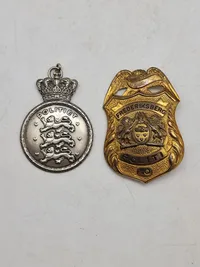 To originale skilte fra samme politibetjent, det ene er fra speciel uddannelse i USA før ww2