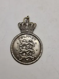 To originale skilte fra samme politibetjent, det ene er fra speciel uddannelse i USA før ww2