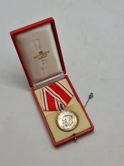 Original sølv medalje og pin for trofast tjeneste på Carlsberg