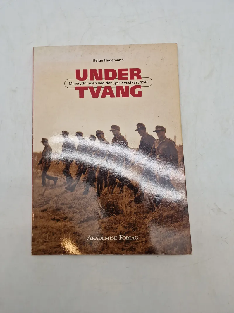 Helge Hagemann

UNDER TVANG

Minerydningen ved den jyske vestkyst 1945