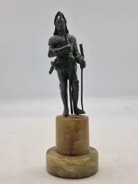 Antik bronze figur på sokkel af marmor