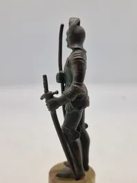 Antik bronze figur på sokkel af marmor