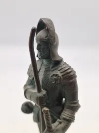 Antik bronze figur på sokkel af marmor