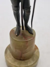 Antik bronze figur på sokkel af marmor