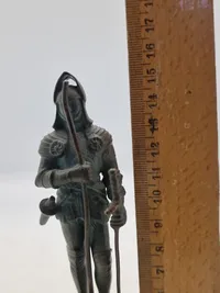Antik bronze figur på sokkel af marmor