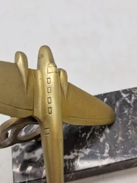 Flyvemaskine på sokkel af marmor - fra tiden omkring ww2