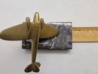 Flyvemaskine på sokkel af marmor - fra tiden omkring ww2