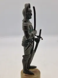 Antik bronze figur på sokkel af marmor