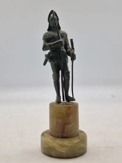 Antik bronze figur på sokkel af marmor