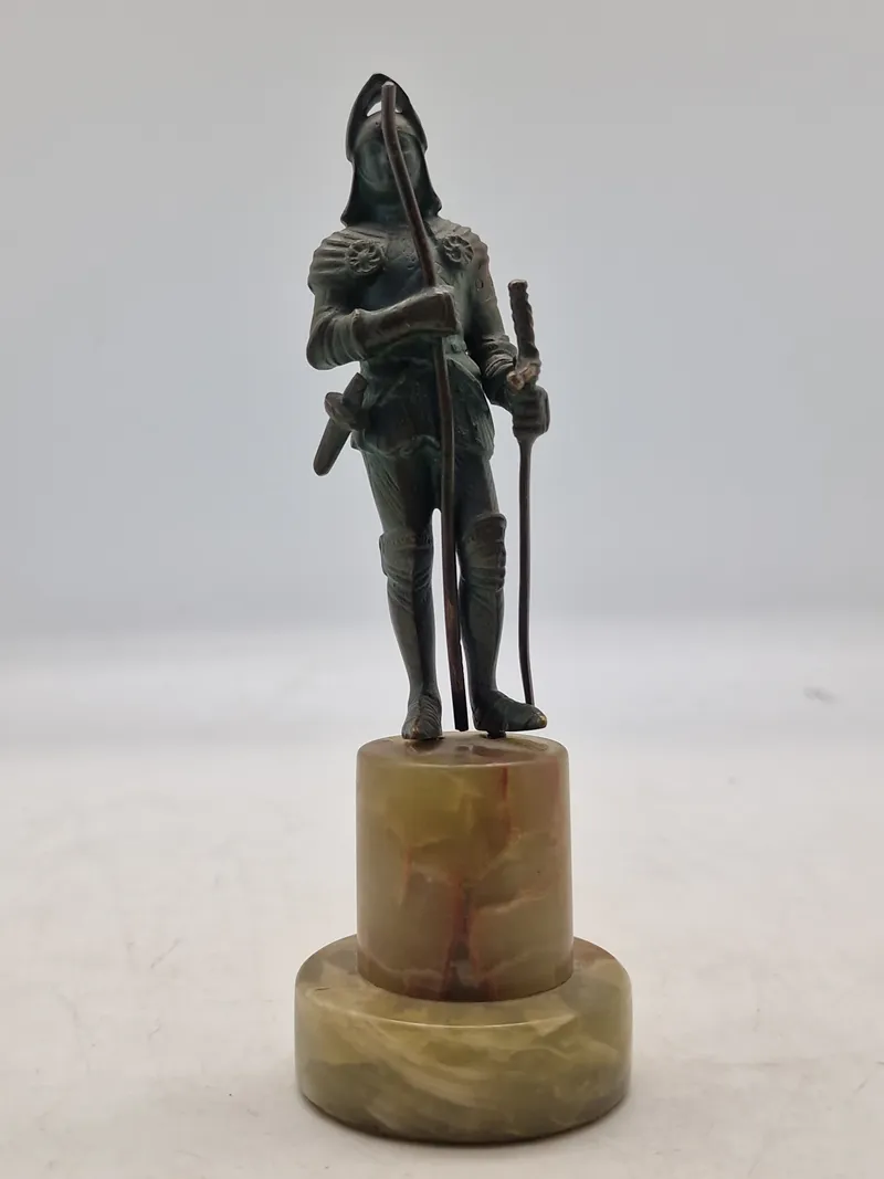 Antik bronze figur på sokkel af marmor