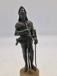 Antik bronze figur på sokkel af marmor