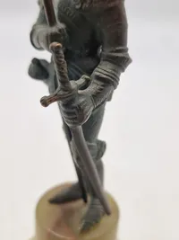 Antik bronze figur på sokkel af marmor