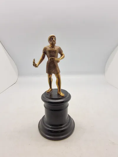 Antik figur forstillende Thor på høj fod