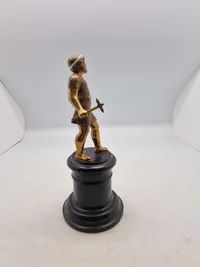 Antik figur forstillende Thor på høj fod