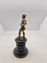 Antik figur forstillende Thor på høj fod