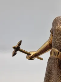 Antik figur forstillende Thor på høj fod