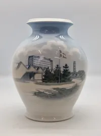 Stor Royal Copenhagen vase med motiv af Danfoss