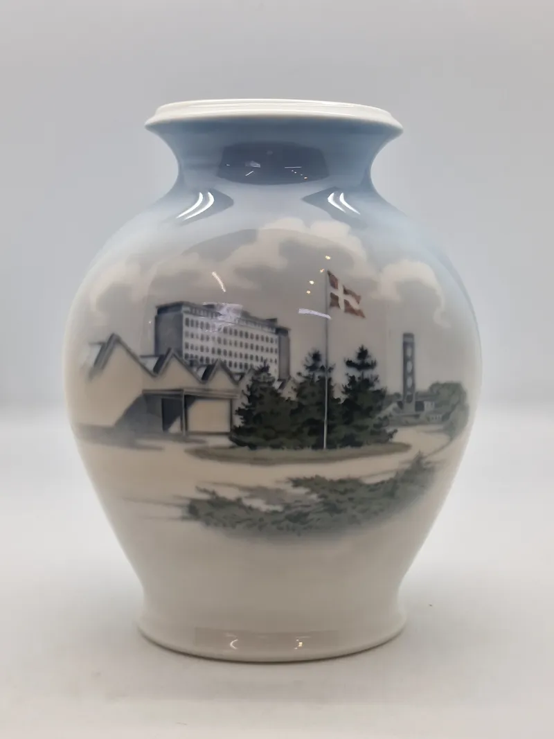 Stor Royal Copenhagen vase med motiv af Danfoss