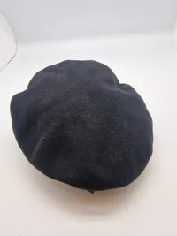 Original dansk baret jyske dragonregiment - mærket er ikke det tilhørende til baretten idet det er spejlvendt. Til gengæld er det det sjældne (1949-51) mærke med udfyldte mellemrum mellem hjerterne