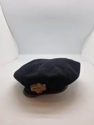 Original dansk baret jyske dragonregiment - mærket er ikke det tilhørende til baretten idet det er spejlvendt. Til gengæld er det det sjældne (1949-51) mærke med udfyldte mellemrum mellem hjerterne