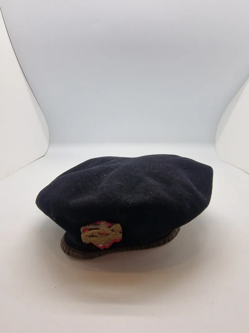 Original dansk baret jyske dragonregiment - mærket er ikke det tilhørende til baretten idet det er spejlvendt. Til gengæld er det det sjældne (1949-51) mærke med udfyldte mellemrum mellem hjerterne