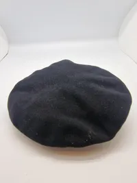 Original dansk baret jyske dragonregiment - mærket er ikke det tilhørende til baretten idet det er spejlvendt. Til gengæld er det det sjældne (1949-51) mærke med udfyldte mellemrum mellem hjerterne