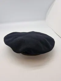 Original dansk baret jyske dragonregiment - mærket er ikke det tilhørende til baretten idet det er spejlvendt. Til gengæld er det det sjældne (1949-51) mærke med udfyldte mellemrum mellem hjerterne