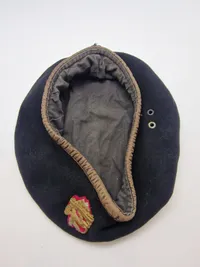 Original dansk baret jyske dragonregiment - mærket er ikke det tilhørende til baretten idet det er spejlvendt. Til gengæld er det det sjældne (1949-51) mærke med udfyldte mellemrum mellem hjerterne