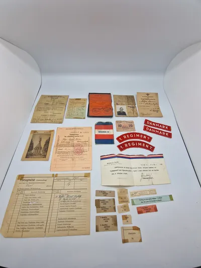 Sjældent lot fra modstandsmand bosiddende i Tønder - han har været ansat ved de danske statsbaner, og har derfor haft tysk Ausweis. Efter ww2 var han i den danske brigade i Tyskland