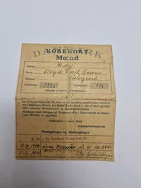 Sjældent lot fra modstandsmand bosiddende i Tønder - han har været ansat ved de danske statsbaner, og har derfor haft tysk Ausweis. Efter ww2 var han i den danske brigade i Tyskland