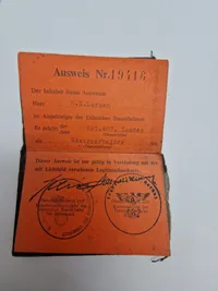 Sjældent lot fra modstandsmand bosiddende i Tønder - han har været ansat ved de danske statsbaner, og har derfor haft tysk Ausweis. Efter ww2 var han i den danske brigade i Tyskland