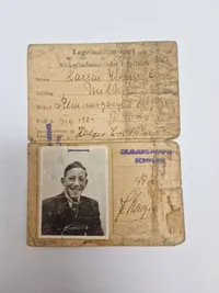 Sjældent lot fra modstandsmand bosiddende i Tønder - han har været ansat ved de danske statsbaner, og har derfor haft tysk Ausweis. Efter ww2 var han i den danske brigade i Tyskland