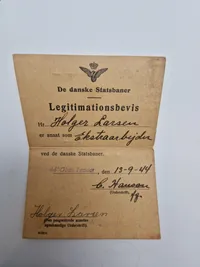 Sjældent lot fra modstandsmand bosiddende i Tønder - han har været ansat ved de danske statsbaner, og har derfor haft tysk Ausweis. Efter ww2 var han i den danske brigade i Tyskland